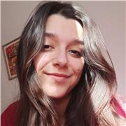 Profesora que imparte clases a niños y niñas de primaria y secundaria